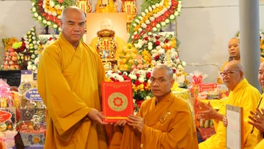 Thượng tọa Thích Tĩnh Triệt trao quyết định bổ nhiệm trụ trì chùa Phước Hòa đến Đại đức Thích Phước Tâm 