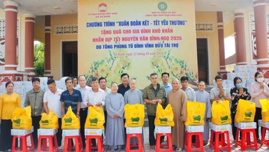 200 phần quà xuân được trao tặng đến bà con xã An Định, Vĩnh Long trong chương trình “Xuân đoàn kết – Tết yêu thương” tại chùa Tuyên Linh