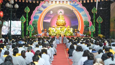 Gần 4.000 Phật tử Đạo tràng Pháp Hoa miền Bắc về chùa Bằng tham dự khóa tu trong hai ngày 25, 26-1 (nhằm mùng 7, 8 -12- Ất Tỵ)