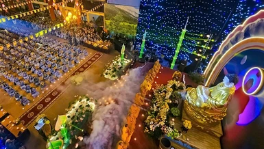 Đêm hoa đăng kính mừng Phật thành đạo tại chùa Bằng