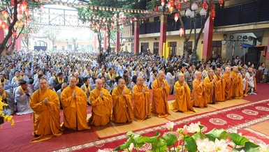 Chư tôn giáo phẩm và toàn thể Phật tử Đạo tràng Pháp Hoa miền Bắc cung kính lắng nghe đạo từ của Đại lão Hòa thượng Tôn sư - Đức Pháp chủ GHPGVN