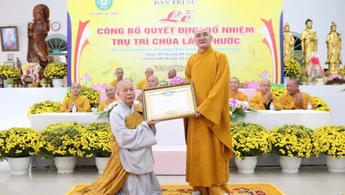 Thượng tọa Thích Lệ Lạc trao quyết định bổ nhiệm trụ trì chùa Lâm Phước đến Ni trưởng Thích Nữ Như Hải