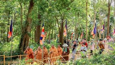 Chư Tăng Ni, Phật tử thực hiện nghi thức tam bộ nhất bái 