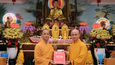 Thượng tọa Thích Thiện Quý trao quyết định bổ nhiệm trụ trì chùa Linh Sơn đến Đại đức Thích Thiện Lâm