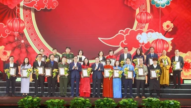 Hòa thượng Thích Thọ Lạc cùng đại diện các cơ quan, đơn vị, tổ chức, doanh nghiệp, nhà hảo tâm,... nhận Giấy chứng nhận “Tấm lòng nhân ái vì cộng đồng” do lãnh đạo tỉnh Nghệ An trao tặng