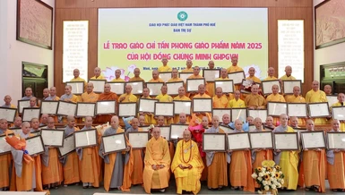 Chư Tăng Ni thuộc GHPGVN TP.Huế đón nhận Giáo chỉ tấn phong giáo phẩm của Ban Thường trực Hội đồng Chứng minh