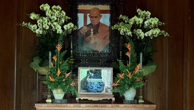 Chân dung và một phần xá-lợi Thiền sư Thích Nhất Hạnh sau khi trà-tỳ, thờ tại thất Lắng Nghe trong khuôn viên tổ đình Từ Hiếu