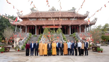Đoàn lãnh đạo tỉnh Thanh Hóa lưu niệm trước chùa Đại Bi - Văn phòng Ban Trị sự Phật giáo tỉnh