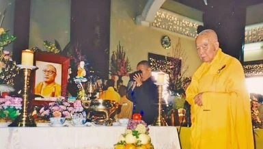 Hòa thượng Thích Thanh Từ bên di ảnh Hòa thượng ân sư Thích Thiện Hoa trong ngày lễ húy kỵ