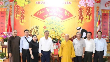 Đoàn lãnh đạo Tỉnh ủy Vĩnh Long chúc Tết Ban Trị sự GHPGVN tỉnh tại Văn phòng Thường trực 2 - chùa Lưỡng Xuyên (P.Trà Vinh)