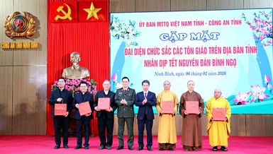 Tặng quà Tết đến đại diện chức sắc các tôn giáo