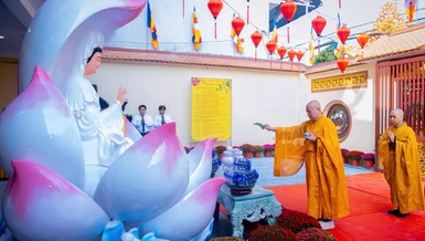 Hòa thượng Thích Lệ Trang cử hành nghi thức sái tịnh