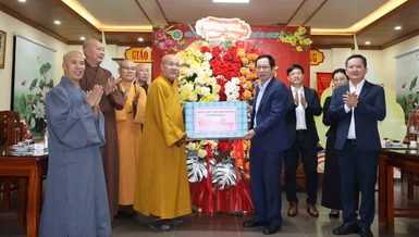 Tặng hoa, quà Tết đến Ban Trị sự GHPGVN TP.Hải Phòng