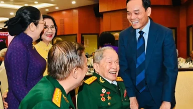 Bí thư Thành ủy TP.HCM Trần Lưu Quang thăm hỏi các vị lão thành cách mạng
