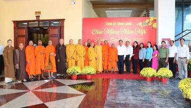 Đoàn Ban Trị sự GHPGVN tỉnh, Hội Đoàn kết Sư sãi yêu nước tỉnh thăm, chúc Tết tại Tỉnh ủy Vĩnh Long