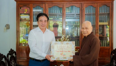 Chủ tịch UBND TP.Huế Nguyễn Khắc Toàn thăm, chúc Tết Trưởng lão Hòa thượng Thích Giác Quang, Phó Pháp chủ Hội đồng Chứng minh GHPGVN