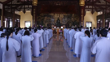 Khóa lễ sám hối tại chánh điện thiền viện Trúc Lâm Chánh Thiện