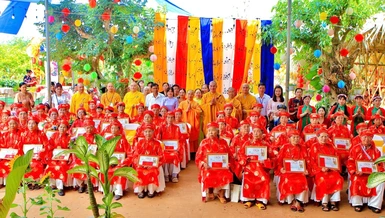 Gần 100 vị cao niên trên địa bàn xã Lộc Tấn được mừng thọ tại chùa Linh Sơn