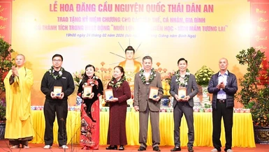Trao kỷ niệm chương đến các tổ chức, tập thể, gia đình, cá nhân Phật tử có thành tích “nuôi lợn béo” với số tiền quyên góp cao nhất cho Quỹ khuyến học “Ươm mầm tương lai”