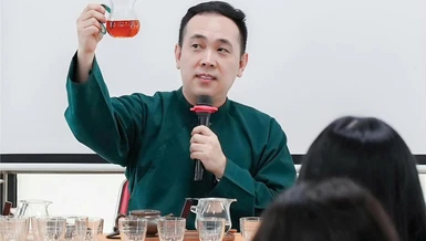 Trà giả Phạm Quang Hùng thường xuyên chia sẻ về trà, thiền và tâm lý trị liệu ở nhiều nơi, trong đó có những khóa tu, khóa sinh hoạt của người trẻ
