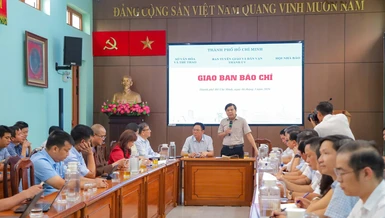 Phó ban Tuyên giáo và Dân vận Thành ủy TP.HCM Tăng Hữu Phong chủ trì buổi họp giao ban Báo chí sáng nay, 6-3 - Ảnh: KHPT