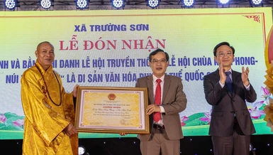 Ông Hoàng Xuân Tân, Phó Chủ tịch UBND tỉnh Quảng Trị trao bằng chứng nhận Di sản văn hóa phi vật thể quốc gia cho Lễ hội chùa Kim Phong – núi Thần Đinh