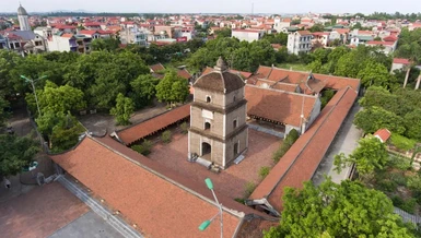 Điểm nhấn về kiến trúc của chùa Dâu là tháp Hòa Phong cao khoảng 17m nằm giữa sân. Tòa tháp có kết cấu bằng gạch mộc nung thủ công