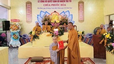 Thượng tọa Thích Minh Chánh trao quyết định bổ nhiệm trụ trì chùa Phước Hòa đến Sư cô Thích nữ Diệu Hạnh
