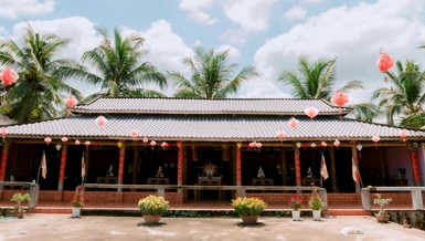 Chùa Long Quang nằm bên dòng sông Hàm Luông hiền hòa, nổi bật giữa không gian miệt vườn xanh mát