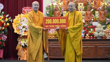 Hòa thượng Thích Quảng Tùng trao bảng tượng trưng tịnh tài cúng dường Quỹ Bảo trợ học đường của Học viện Phật giáo VN tại Hà Nội