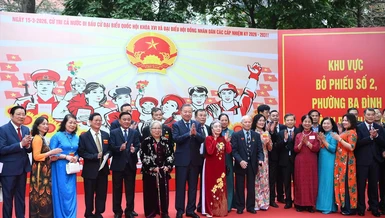 Tổng Bí thư Tô Lâm, Thường trực Ban Bí thư Trần Cẩm Tú, các vị lãnh đạo và đại biểu, cử tri tại khu vực bỏ phiếu số 2, phường Ba Đình, TP.Hà Nội - Ảnh: Đăng Khoa