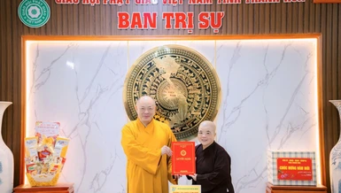 Thượng tọa Trưởng ban Trị sự GHPGVN tỉnh Thanh Hóa trao quyết định thành lập Ban Quản trị chùa Tường Vân đến Ni trưởng Thích Đàm Hòa