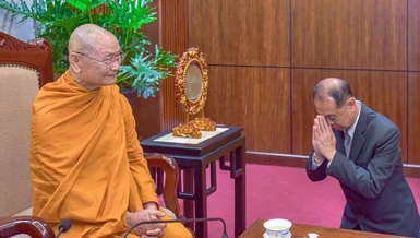 Ông Chaiyapon Suk-Leam, Cục trưởng Cục Tôn giáo thuộc Bộ Văn hóa Thái Lan vấn an sức khỏe Trưởng lão Hòa thượng Viên Minh, Phó Pháp chủ GHPGVN - Ảnh: Quảng Đạo/BGN