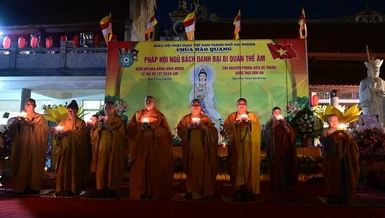 Thắp hoa đăng cầu nguyện