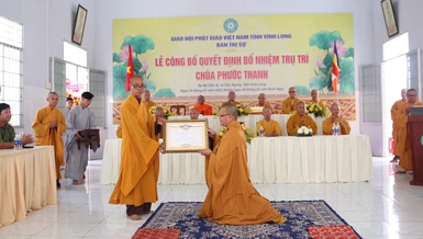 Hòa thượng Thích Huệ Pháp trao quyết định bổ nhiệm trụ trì chùa Phước Thanh đến Thượng tọa Thích Như Đạo