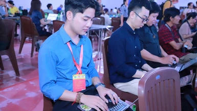 Nguyễn Công Minh tác nghiệp tại một sự kiện Phật giáo