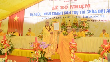 Hòa thượng Thích Tánh Nhiếp trao quyết định bổ nhiệm trụ trì chùa Đại An Khê đến Đại đức Thích Khánh Sơn