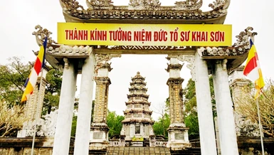 Bảo tháp Tổ khai sơn tổ đình Sắc tứ Tịnh Quang