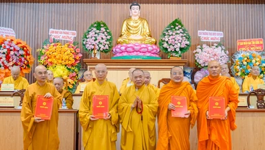 Trưởng lão Hòa thượng Thích Thiện Pháp trao quyết định nhân sự lãnh đạo Ban Trị sự GHPGVN tỉnh Đồng Nai sau sáp nhập
