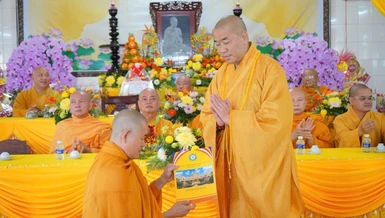 Thượng tọa Thích Quảng Lộc trao quyết định bổ nhiệm trụ trì tịnh xá Ngọc Hiệp đến Đại đức Thích Minh Đẳng