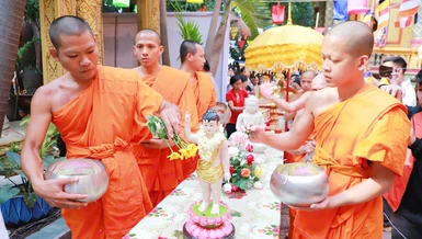 Tết Chôl Chnăm Thmây từ lâu đã trở thành cầu nối văn hóa, giúp cộng đồng Khmer thêm gắn kết. Trong ảnh là Lễ Tắm Phật nhân dịp Tết cổ truyền Tết Chôl Chnăm Thmây năm 2025 tại chùa Candaransi (TP.HCM) - Ảnh: Trung Thắng