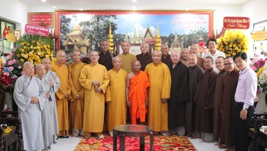 Ban Trị sự GHPGVN tỉnh Vĩnh Long thăm, chúc Tết Chôl Chnăm Thmây Hòa thượng Thạch Sok Xane tại chùa Âng