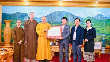 Ban Trị sự GHPGVN tỉnh Thanh Hóa tặng quà đến Bí thư Tỉnh ủy Hủa Phăn nhân dịp Tết cổ truyền Bunpimay