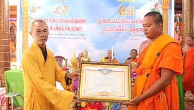 Hòa thượng Thích Huệ Pháp trao quyết định của Ban Trị sự GHPGVN tỉnh Vĩnh Long bổ nhiệm Đại đức Chandasubho Thạch Ngọc trụ trì chùa Bà Giam
