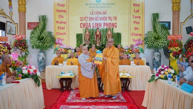 Thượng tọa Thích Quảng Lộc trao quyết định bổ nhiệm trụ trì chùa Linh Phong đến Ni sư Thích nữ Tắc Bửu