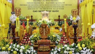Giác linh đường - nơi tôn trí kim quan Trưởng lão Hòa thượng Thích Thanh Dục, Phó Pháp chủ Hội đồng Chứng minh tân viên tịch