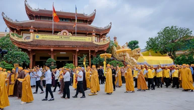 Cung tống kim quan Trưởng lão Hòa thượng Thích Thanh Dục rời Giác linh đường về nhập bảo tháp tại chùa Đoài Lâm