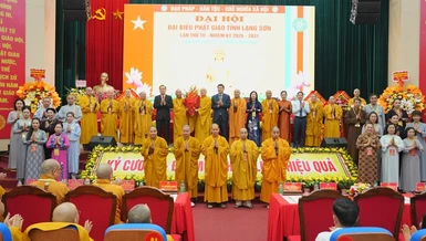 Trưởng lão Hòa thượng Thích Thanh Nhiễu thay mặt Trung ương Giáo hội tặng hoa chúc mừng tân Ban Trị sự GHPGVN tỉnh Lạng Sơn, nhiệm kỳ 2026-2031