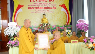 Thượng tọa Thích Trí Thọ trao quyết định thành lập điểm sinh hoạt tôn giáo tập trung Hồng Ân đến Đại đức Thích Minh Tiến