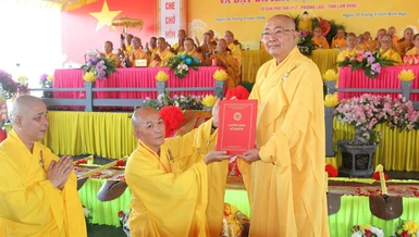 Hòa thượng Thích Minh Nhật trao quyết định bổ nhiệm trụ trì chùa Viên Đức đến Đại đức Thích Nhuận Hạnh